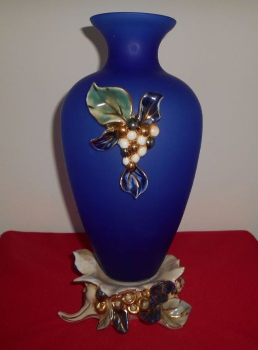 Fantástica jarra artesanal em vidro azul cobalto e base em porcelana.