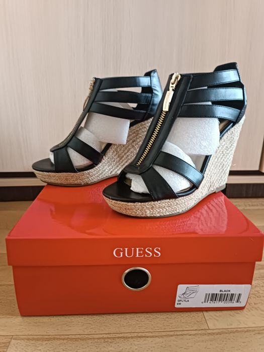 Взуття на танкетці Guess