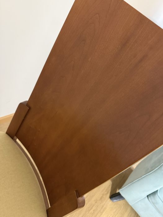 Cadeiras madeira e estufadas