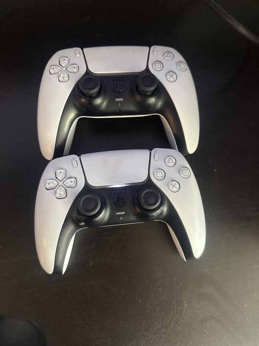 PS5 1TB com duas consolas