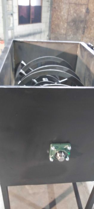 Кормозмішувач  горизонтальний,,змішувач кормів.