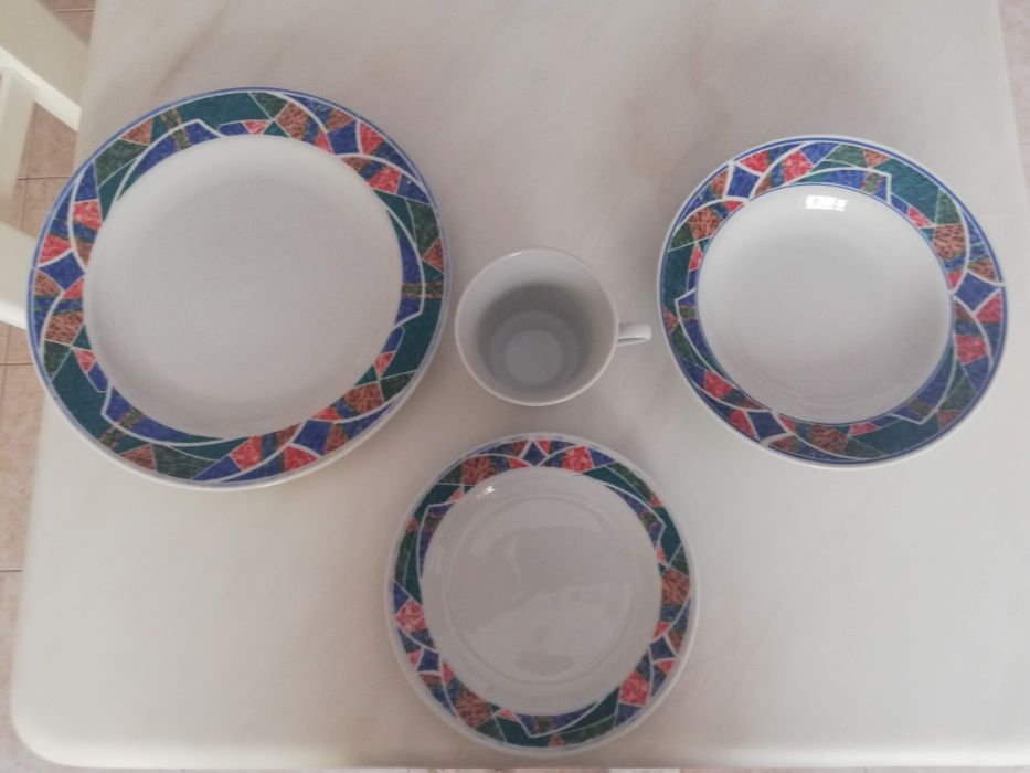 Conjunto de 6 pratos rasos + 6 pratos de sopa + 6 sobremesa + 4 Cháven