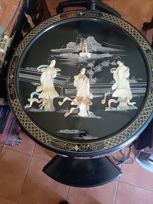 Mesa madrepérola com 4 bancos