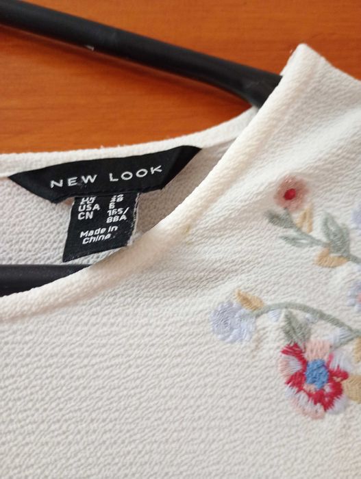 Біла вишита блузка