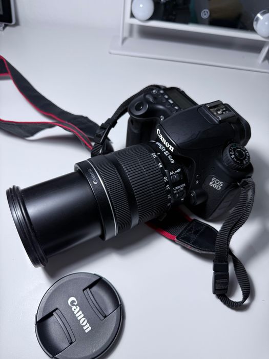 Canon EOS 60D + Lente 18-135mm IS STM, Bolsa e Bateria Extra