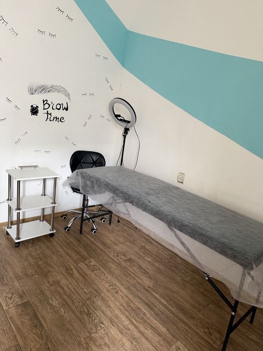 Здається робоче місце  для  лешмейкера /косметолога