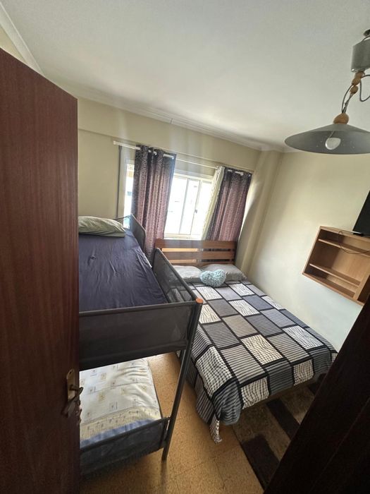Quarto cama casal+ beliche em Penha de França (Lisboa)