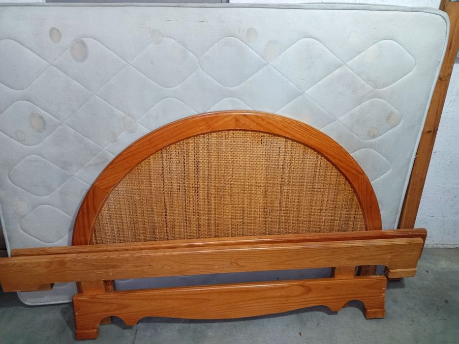 Cama de casal com colchão e estrado, madeira maciça e cabeceira em bam