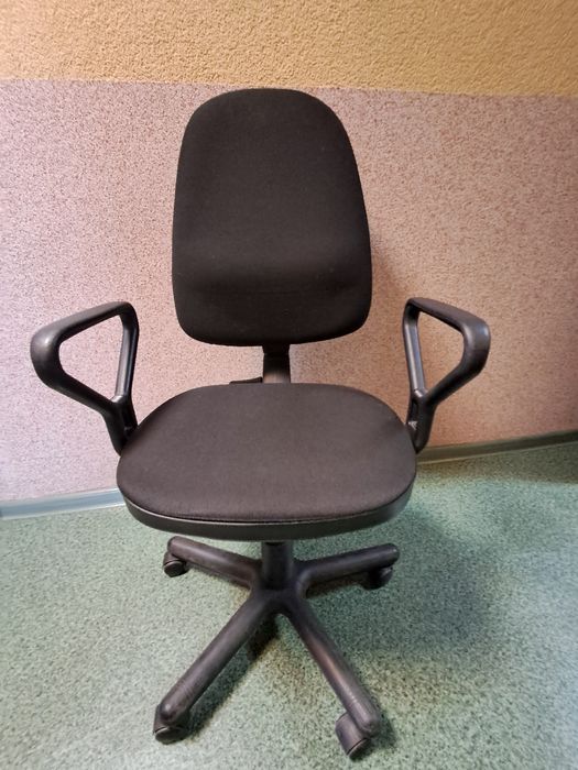 Krzesło czarne obrotowe regulowana wysokość