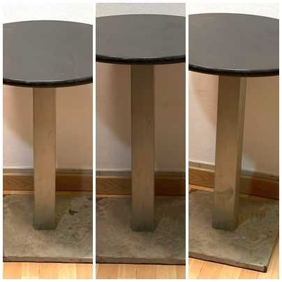 mesas antigas de café ou bar com base central de metal e tampo escuro.