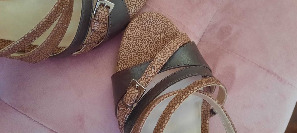 Sandalias  em pele  tamanho  38 Dona Karan DKNY