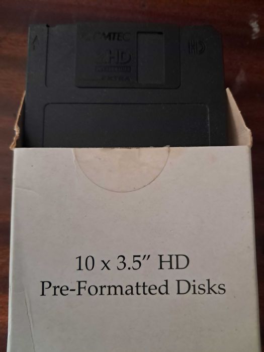 дискети 3,5 нові, СД диски, підставка все на фото -за всю купу 600 грн