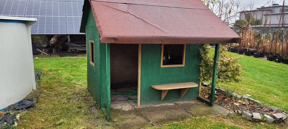 Drewniany domek dla dzieci