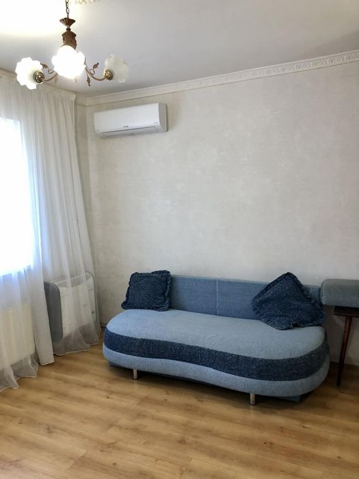 Здається однокімнатна поруч центр міста.