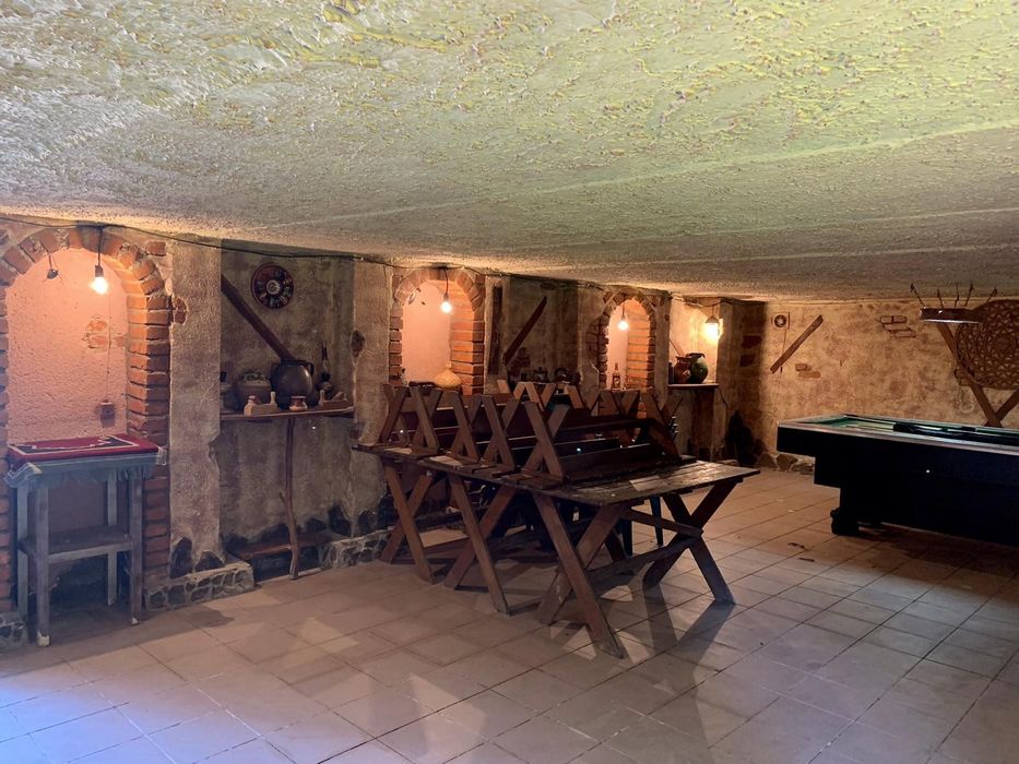 Будівля бувшого магазину з складськими приміщеннями