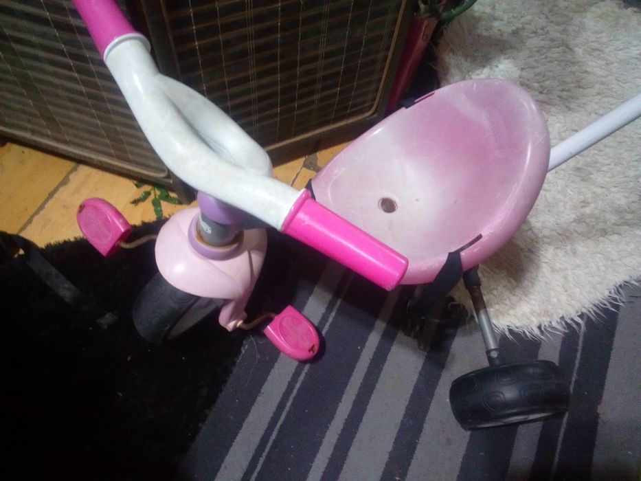 1 triciclo de criança com pega 7 eur.