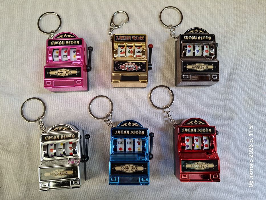 Казино брелок good luck золотой и серебристый