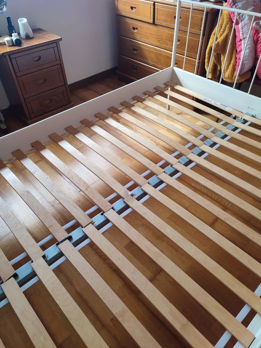 Cama de ferro IKEA com estrado
Modelo Leirvik em ferro