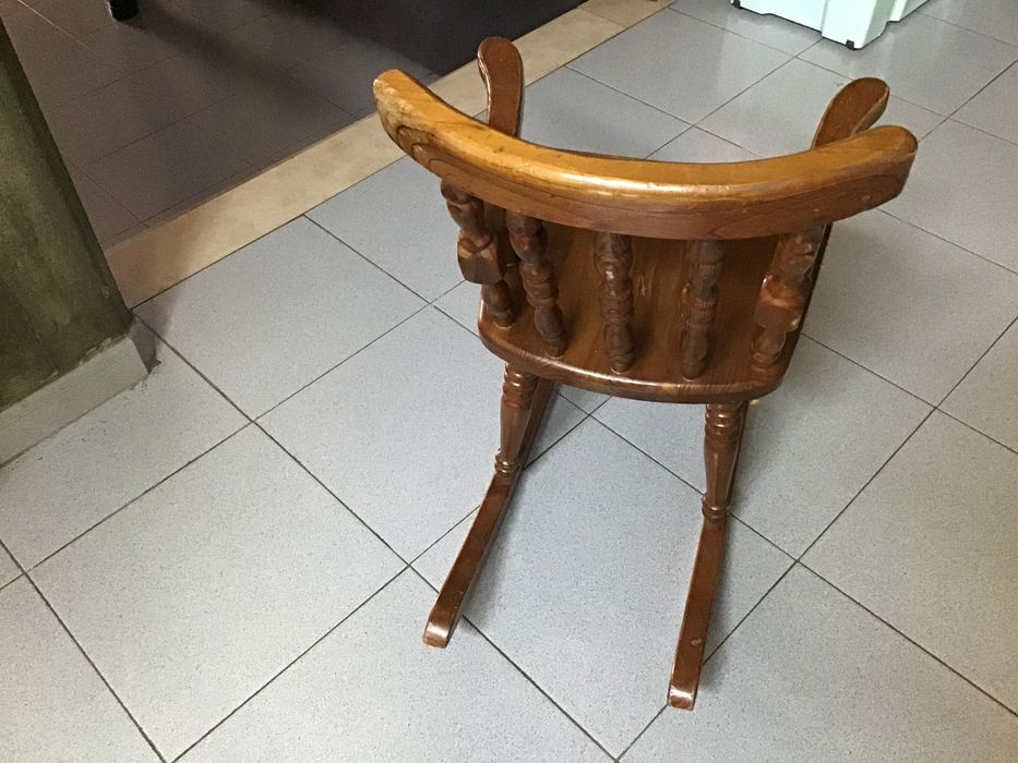 Cadeira de baloiço em madeira para criança