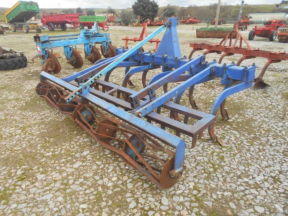 Cultivador de 11 dentes com grade e rol