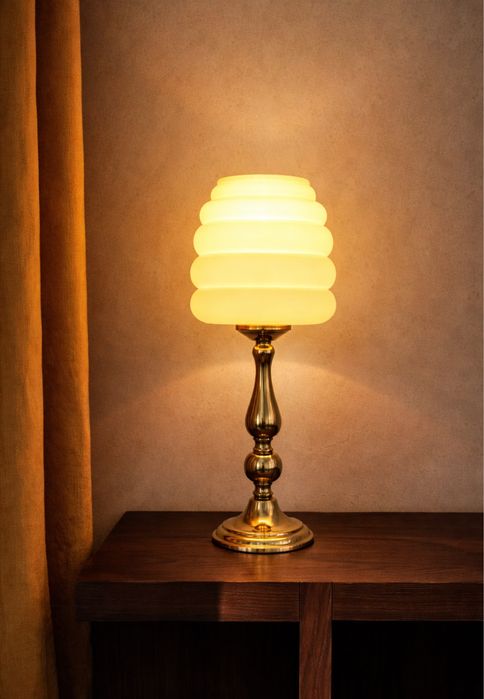 Lampa stołowa / nocna, vintage, miodowy szklany klosz, złota metalowa podstawa / styl mid-century modern, kladyczny