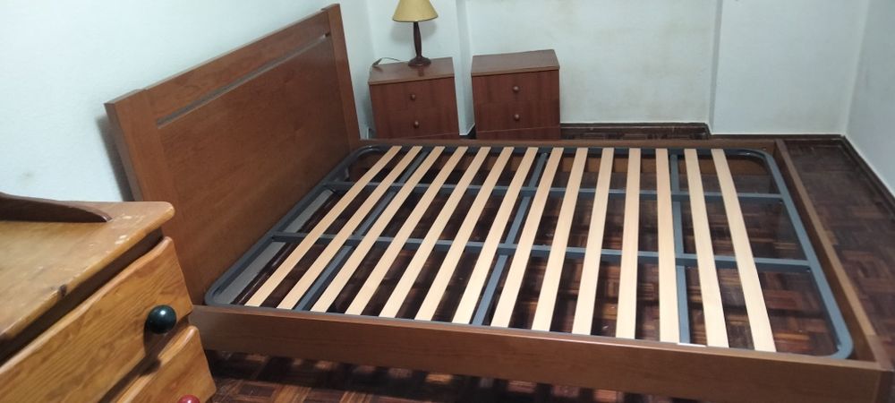 Cama casal, cómoda, 2 cabeceiras e um abajur