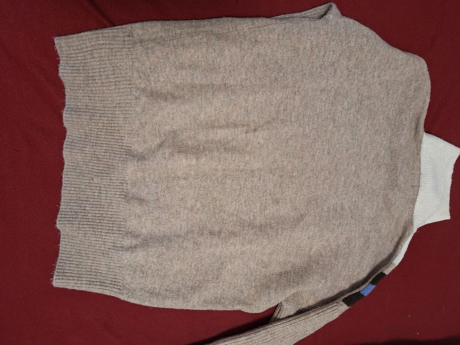 Sweterek damski beżowy.