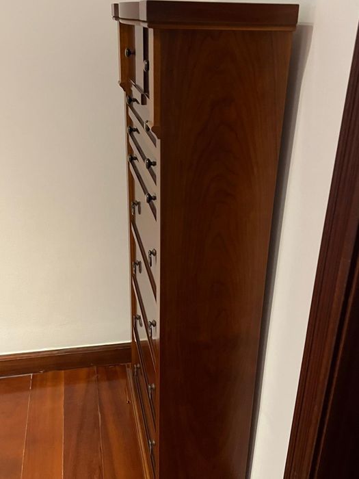 Sapateira em estilo clássico em madeira maciça