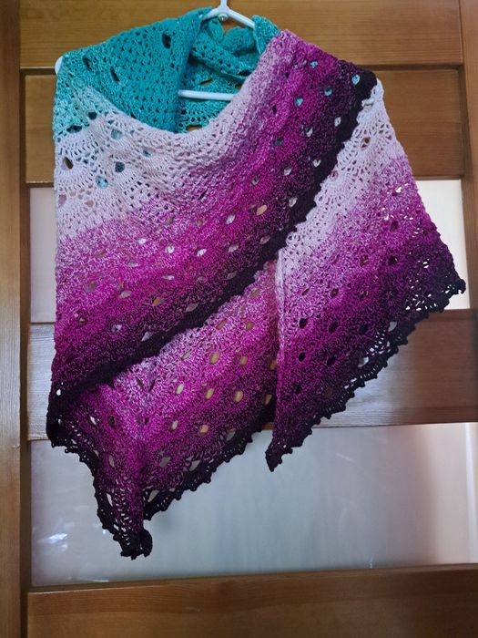 'Ażurowa chusta recznie robiona