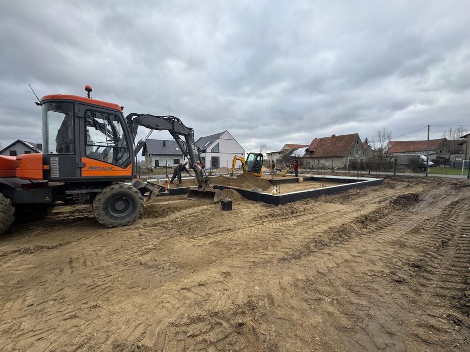 Usługi  koparką    Obrotową Mecalac 12. I minikoparką