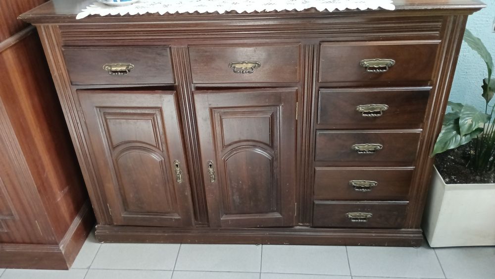 Móvel madeira castanho com portas e gavetas