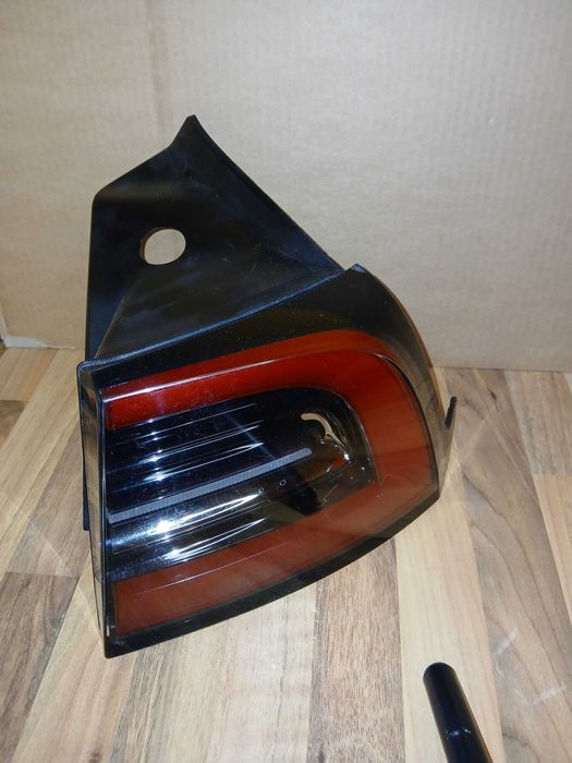 lampa prawa tył tylna w błotnik Tesla 3 Y