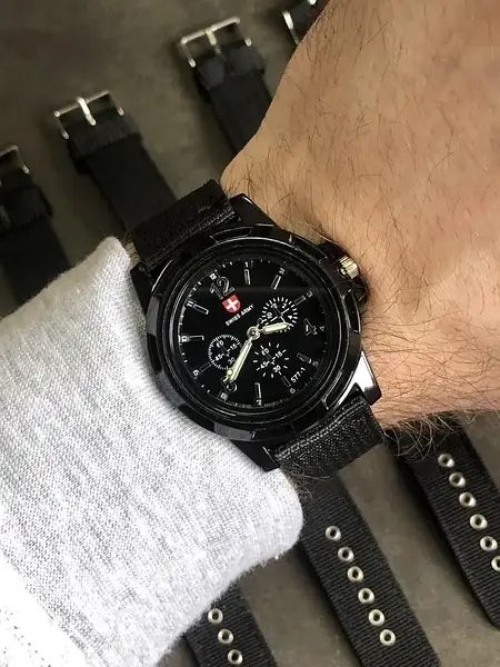 Часи Swiss Army  б/у, ремінь замінений на шкіру.