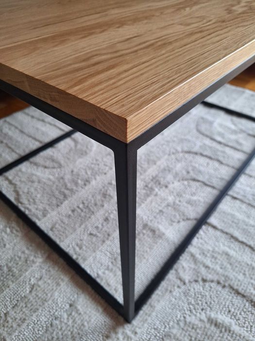 Dębowy stolik kawowy, industrialny w stylu loft, na metalowym stelażu