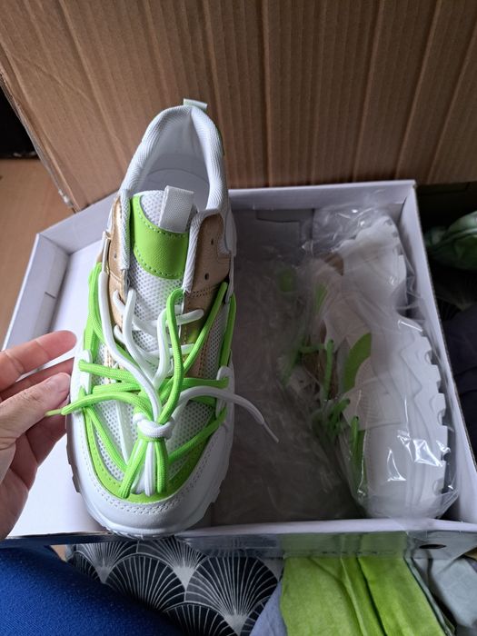Buty nowe w kartonie