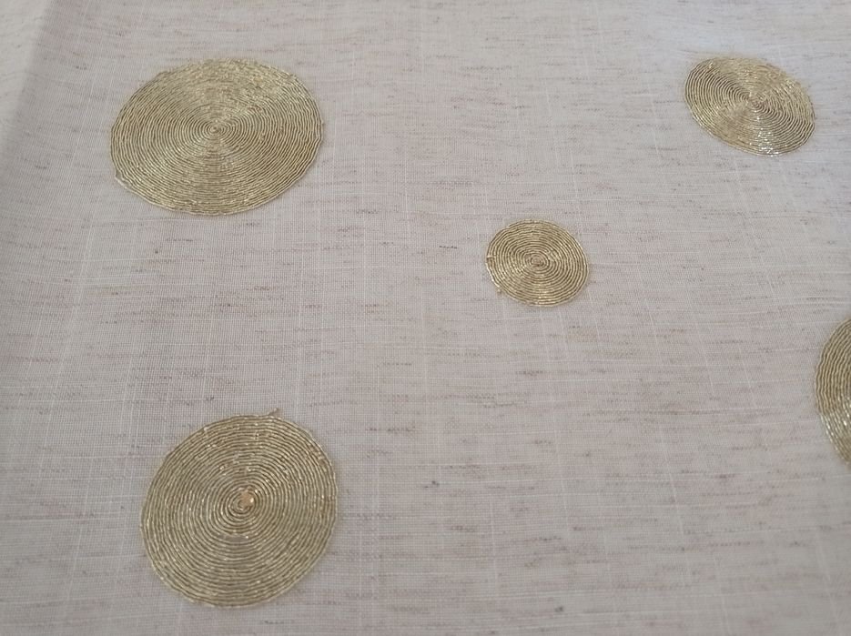 Caminho de mesa em linho com oferta de portes