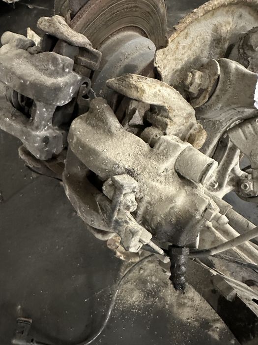 Zacisk tył mercedes w211 sedan 211 e klasa lewy prawy