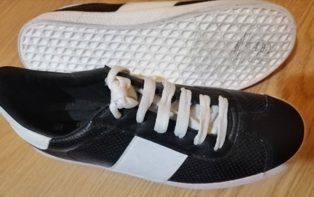 Ténis Pretos/Brancos (Novo): Tam 39