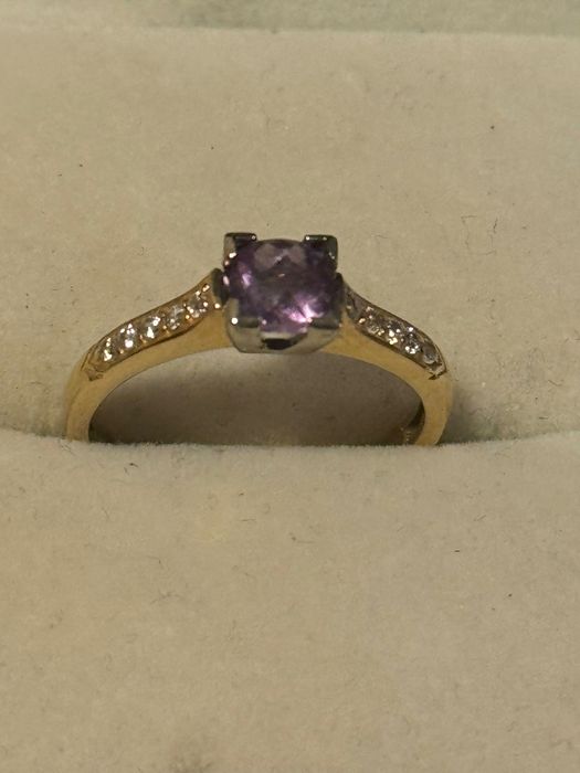 Złoty pierścionek z ametystem