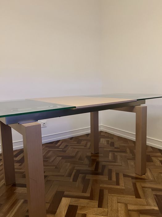 Mesa com tampo de vidro