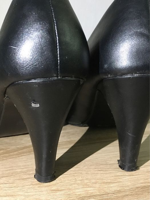 Czarne buty na obcasie