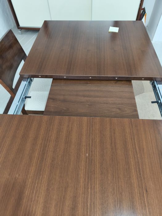 Mesa de jantar, cadeiras, aparador e espelho