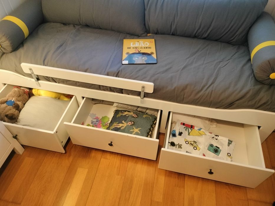 Cama Ikea Hemnes com colchão e colcha