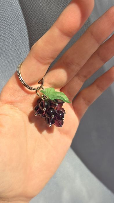 Brelok handmade - ciemnofioletowe winogrono