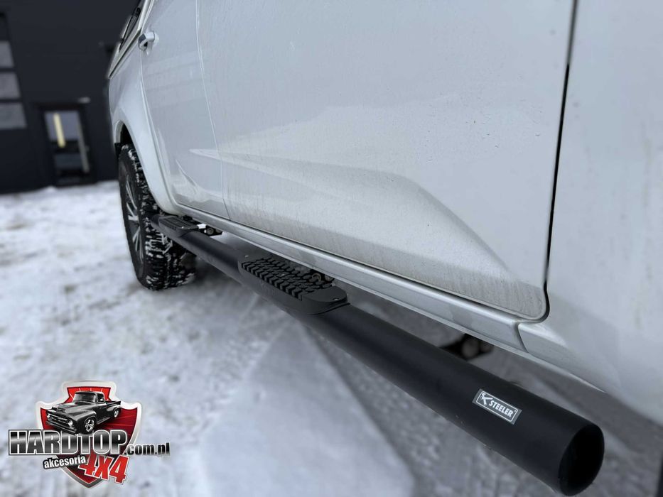 Stopnie boczne z nakładkami plastikowymi Czarne  DC Isuzu D-Max 2020+