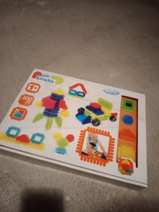 Klocki konstrukcyjne, jeżyki, wafle, mochtoys.