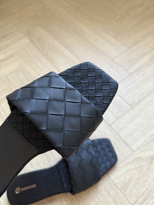 Czarne plecione klapki w kratkę z paskiem nowe rozmiar 38