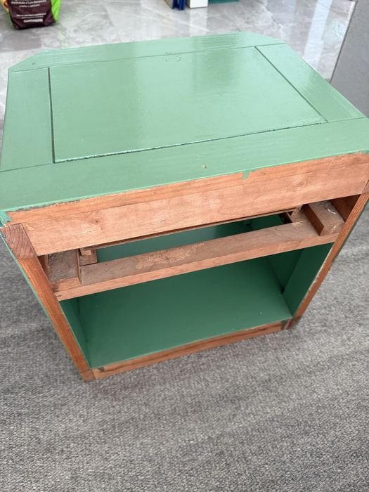Mesa de cabeceira em madeira