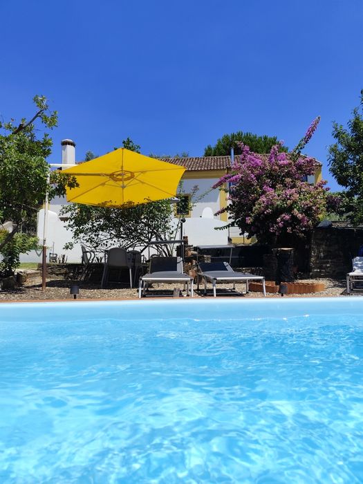 Casa rústica com uso exclusivo de piscina, que aceita animais