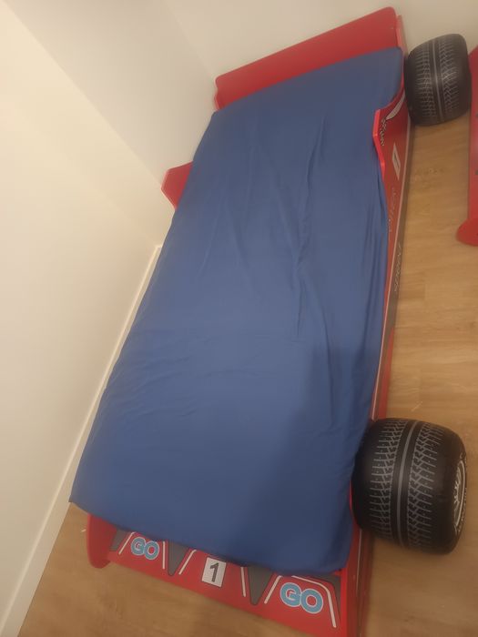 Cama de criança formato de carro